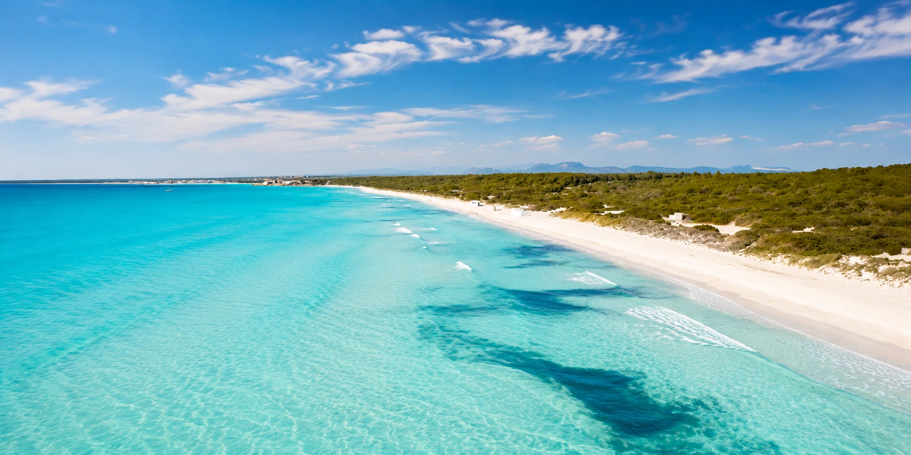 Luchtfoto van het strand van Es Trenc met helderblauw water